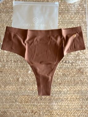 Evelyn & Bobbie Seamless Thong Panty - Brown